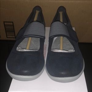 NWB Cloudstepper by Clarks navy Velcro strap shoe